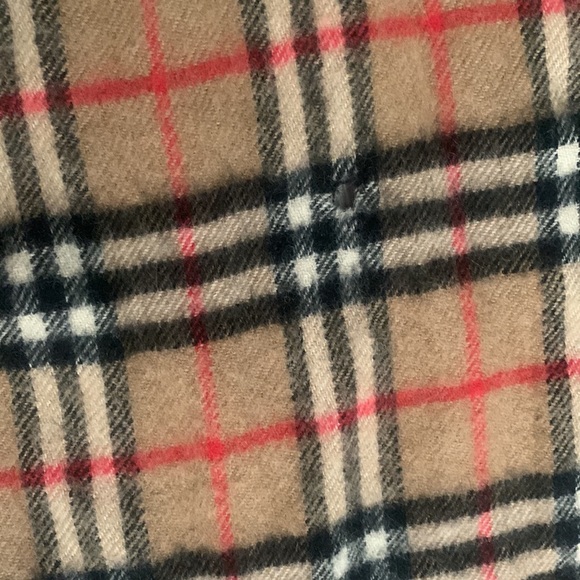 A true VERY VINTAGE BURBERRY SCARF! Made in England - Picture 9 of 13